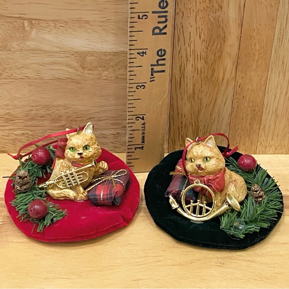 2 Vintage Cats Laying on Round Felt Mat Christmas Ornaments - Picture 8 of 9